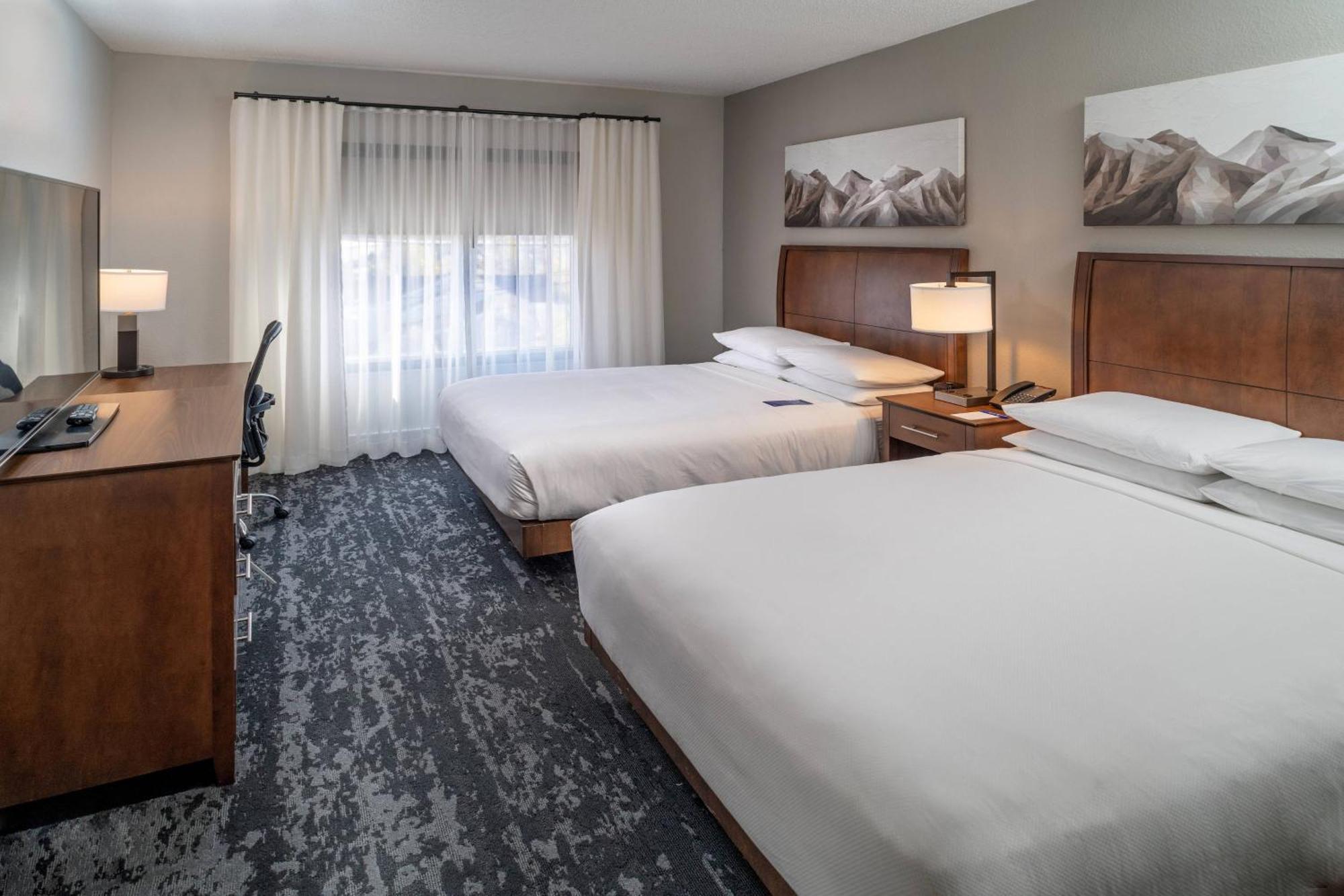 Delta Hotels By Marriott Huntington Mall Barboursville Exterior foto