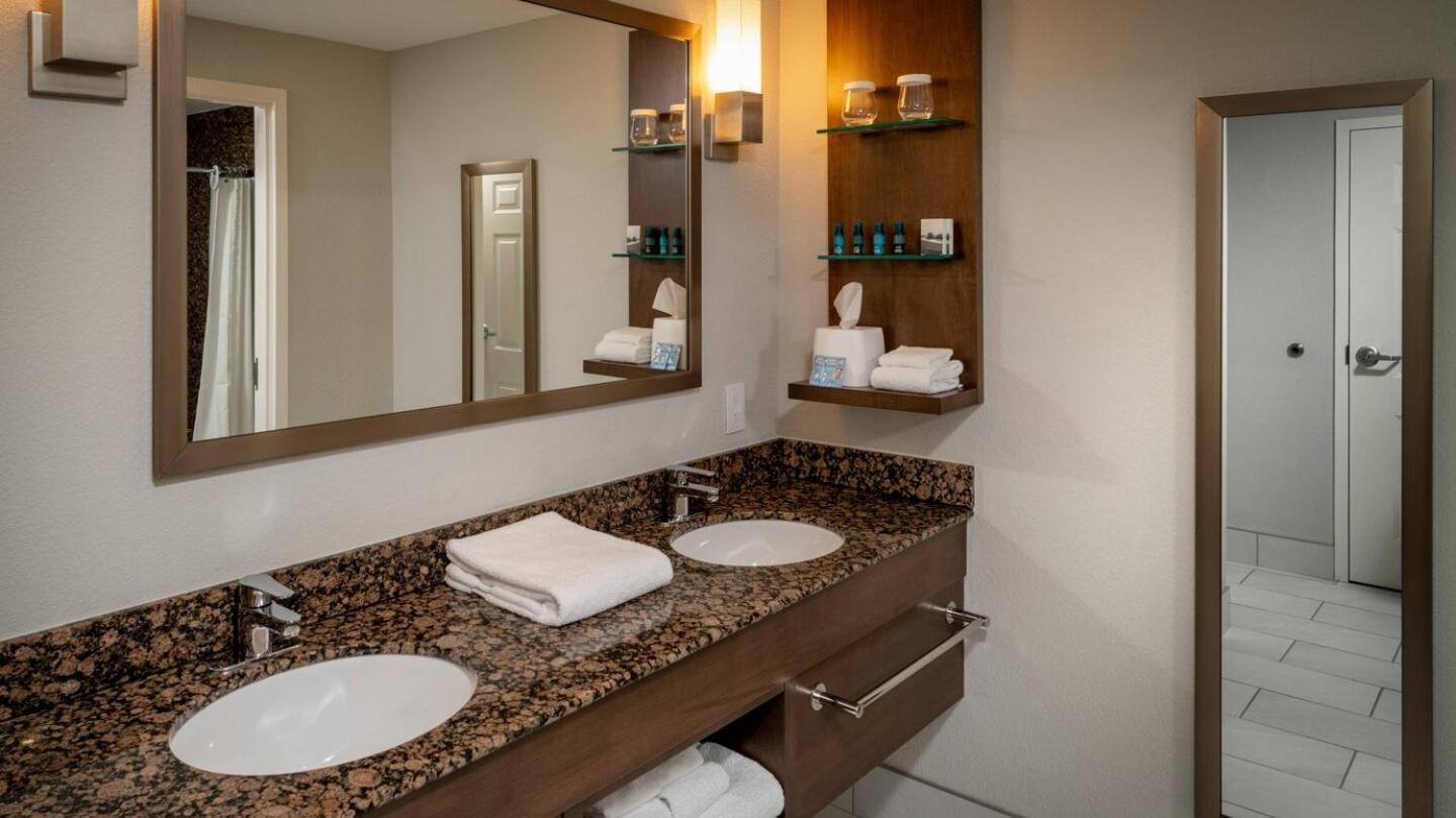 Delta Hotels By Marriott Huntington Mall Barboursville Exterior foto